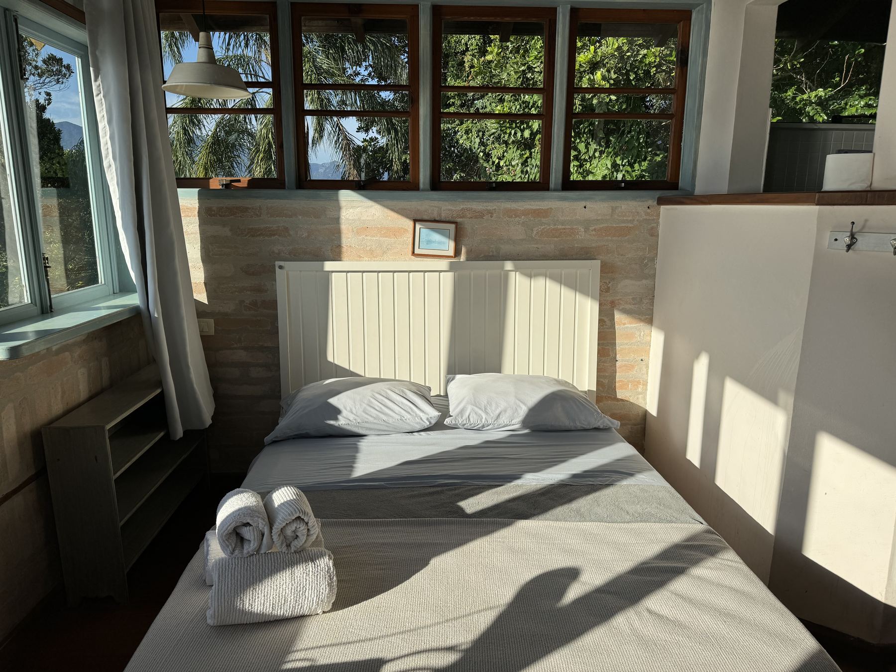 Chalé bedroom with windows to the sea